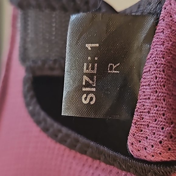 Yoga Paws gloves NWOT in plum sz.1R - Picture 5 of 5